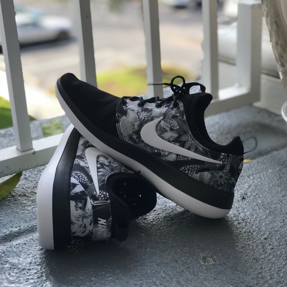 NWT Nike ID Roshe Two Print Black WMNS. - Picture 5 of 8